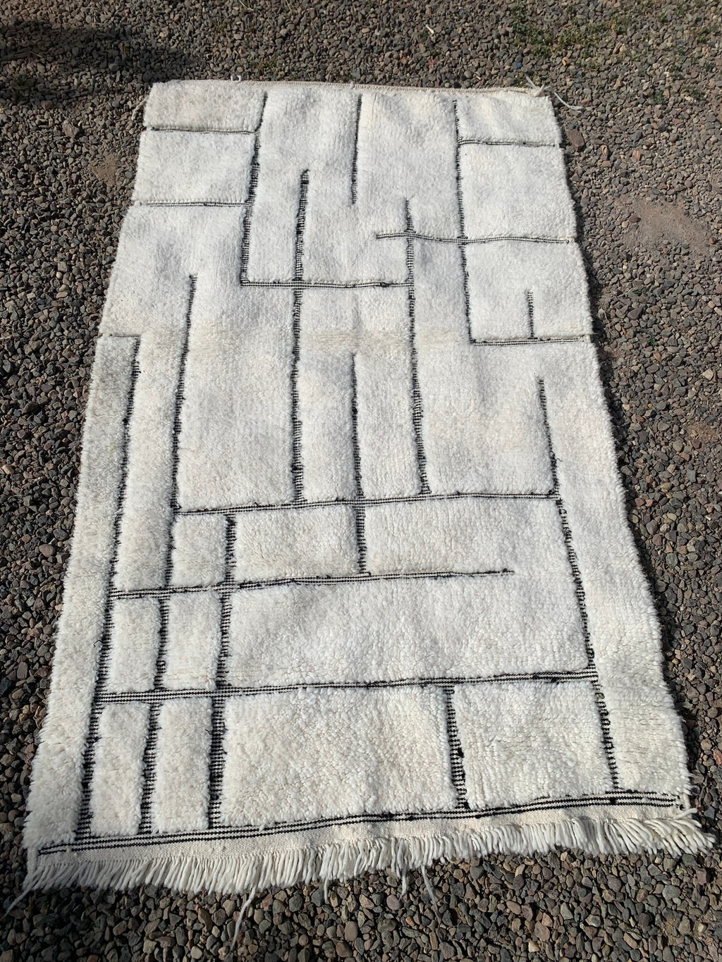 Tapis BENI OUARAIN motifs noirs