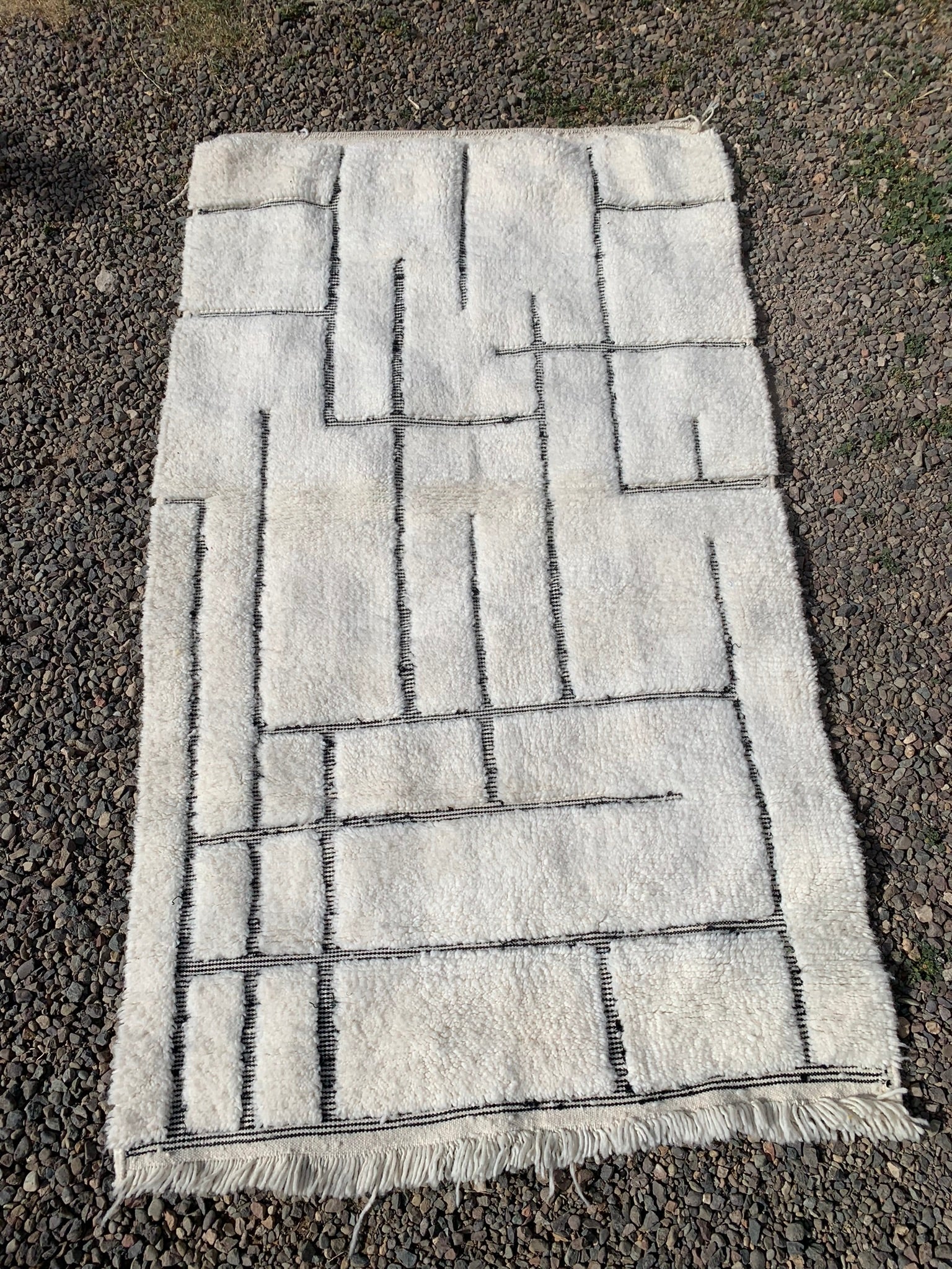 Tapis BENI OUARAIN motifs noirs