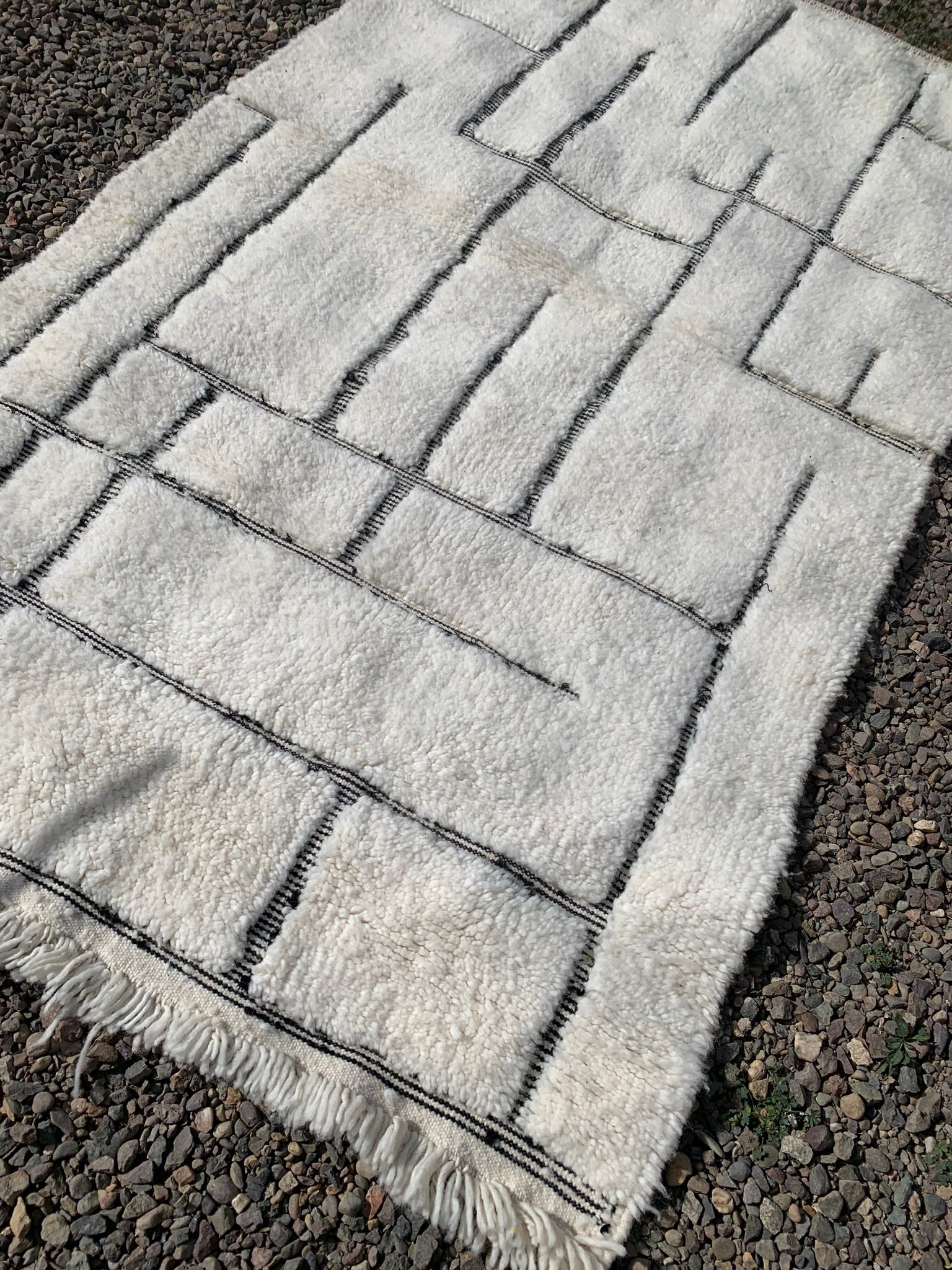 Tapis BENI OUARAIN motifs noirs