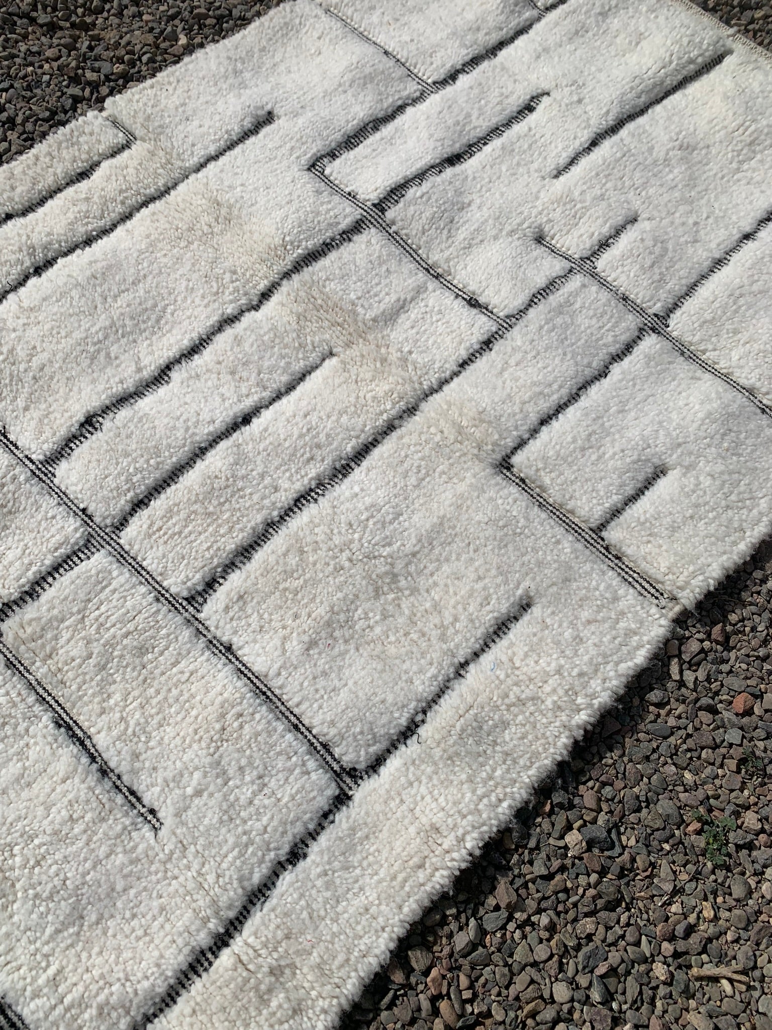 Tapis BENI OUARAIN motifs noirs