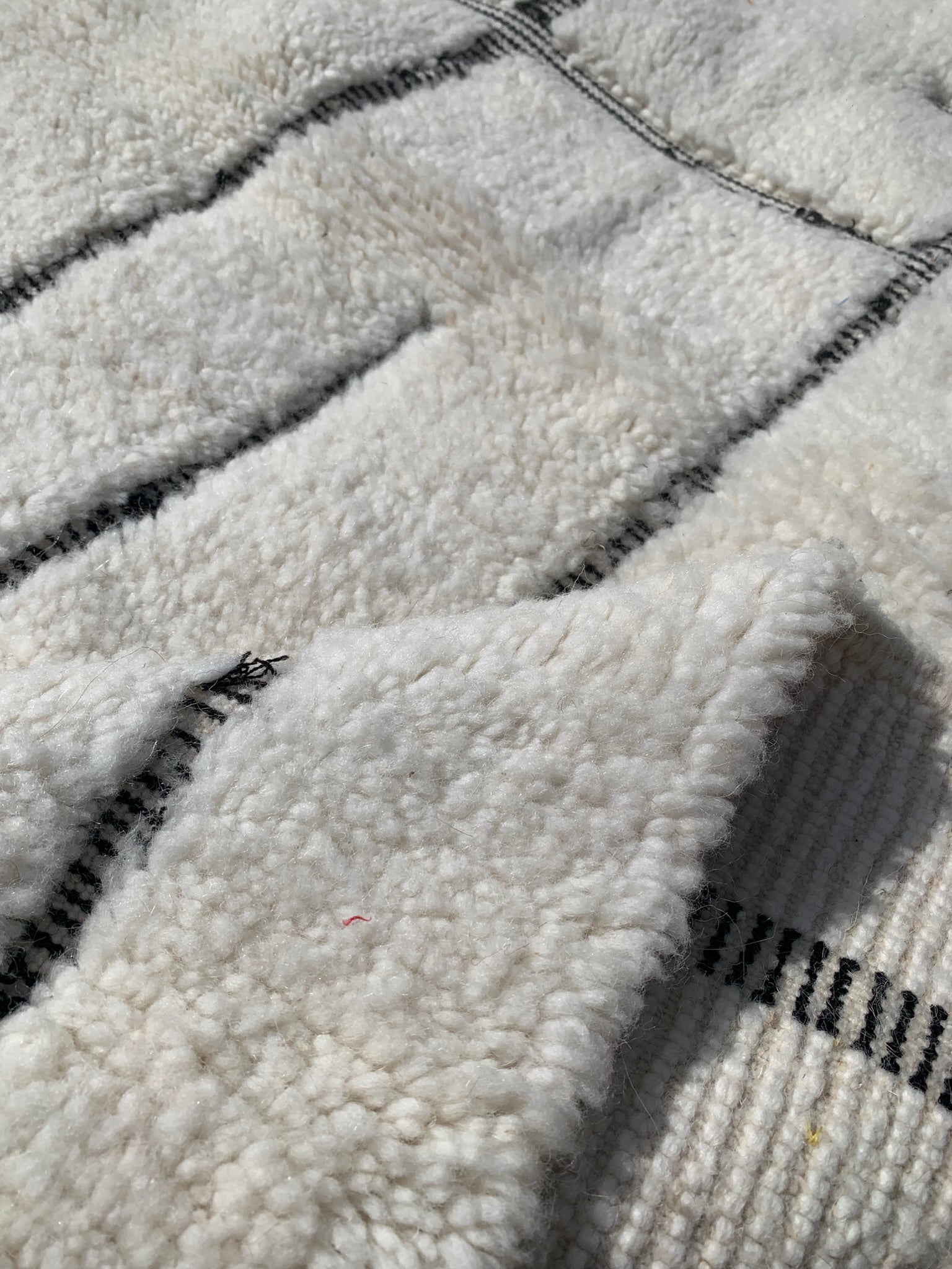 Tapis BENI OUARAIN motifs noirs