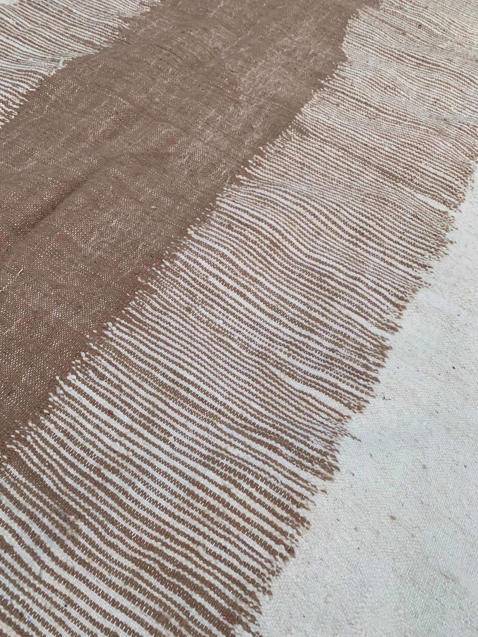 Tapis ZANAFI beige et blanc grand modèle