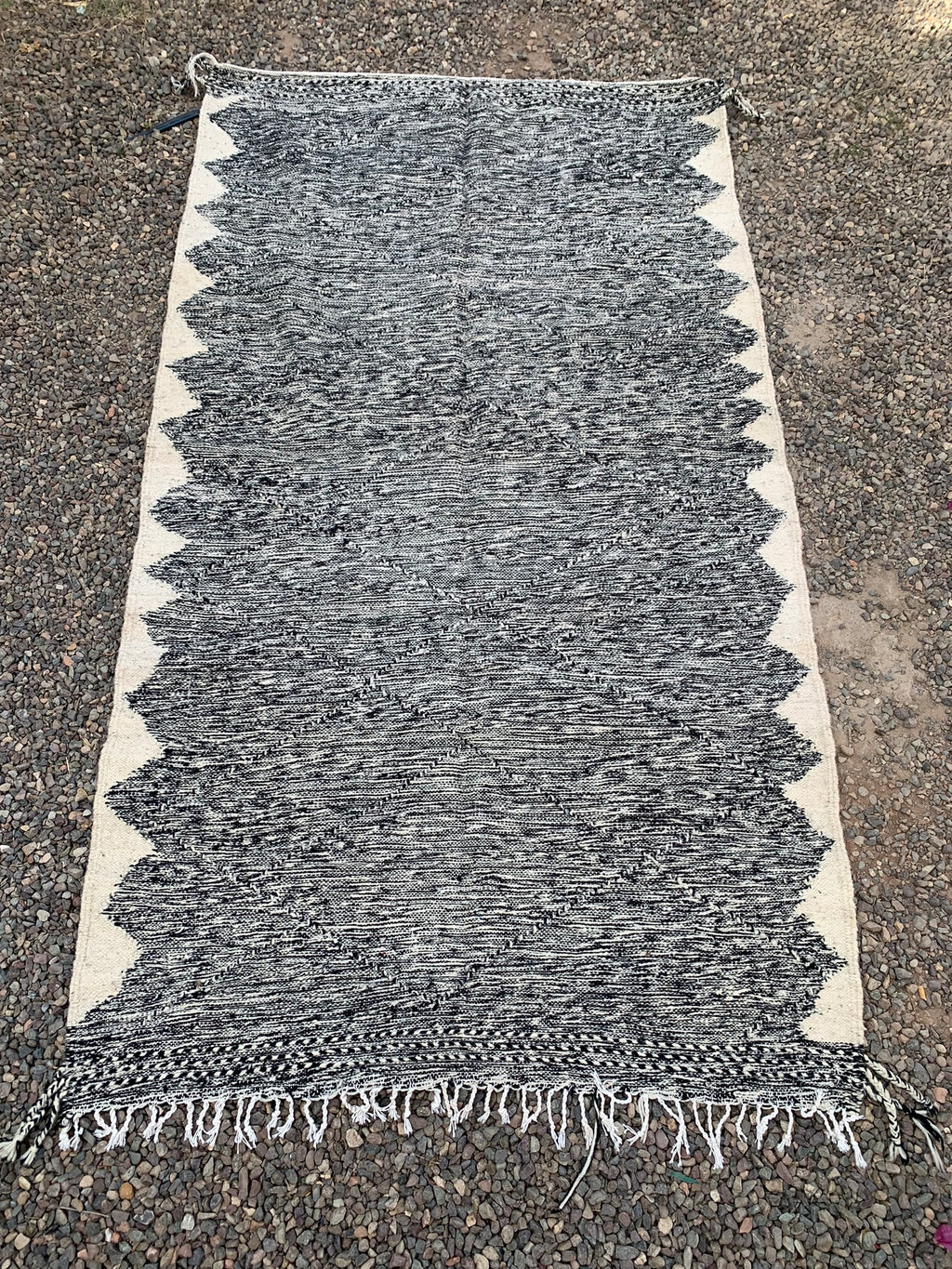 Tapis ZANAFI beige et noir