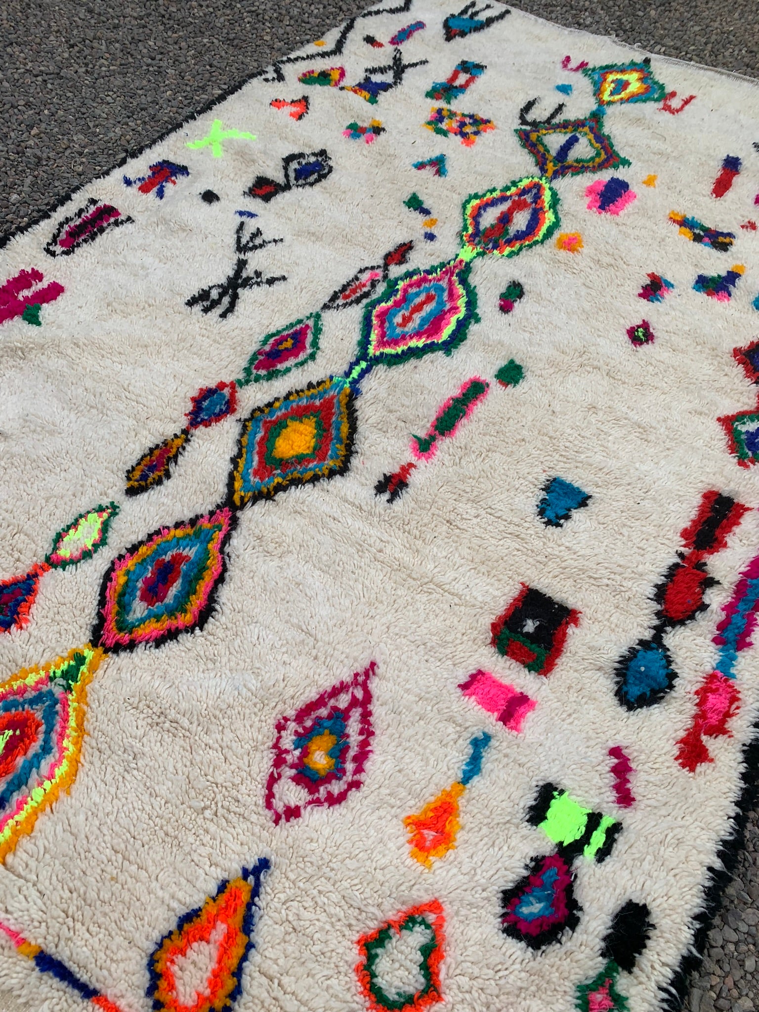 Tapis AZILAL motifs multicolores très grand format