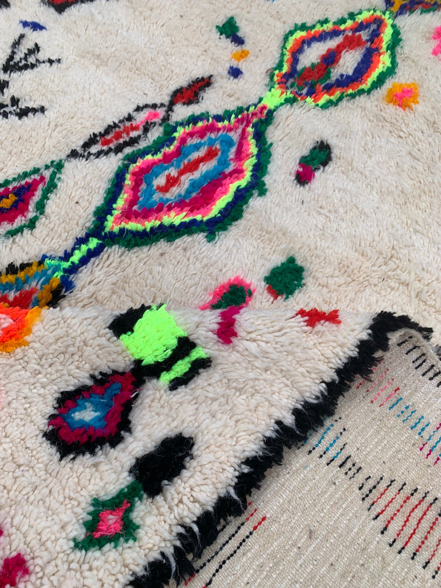 Tapis AZILAL motifs multicolores très grand format